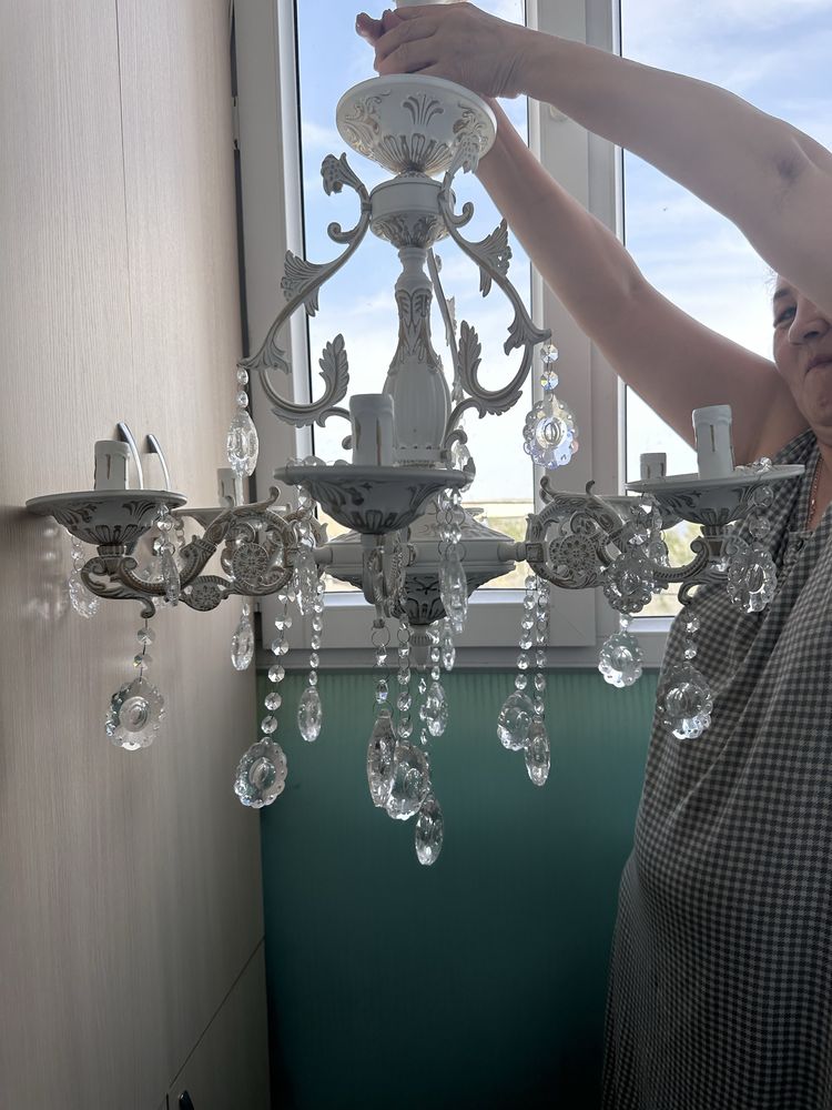 Продам стильную классическую люстру