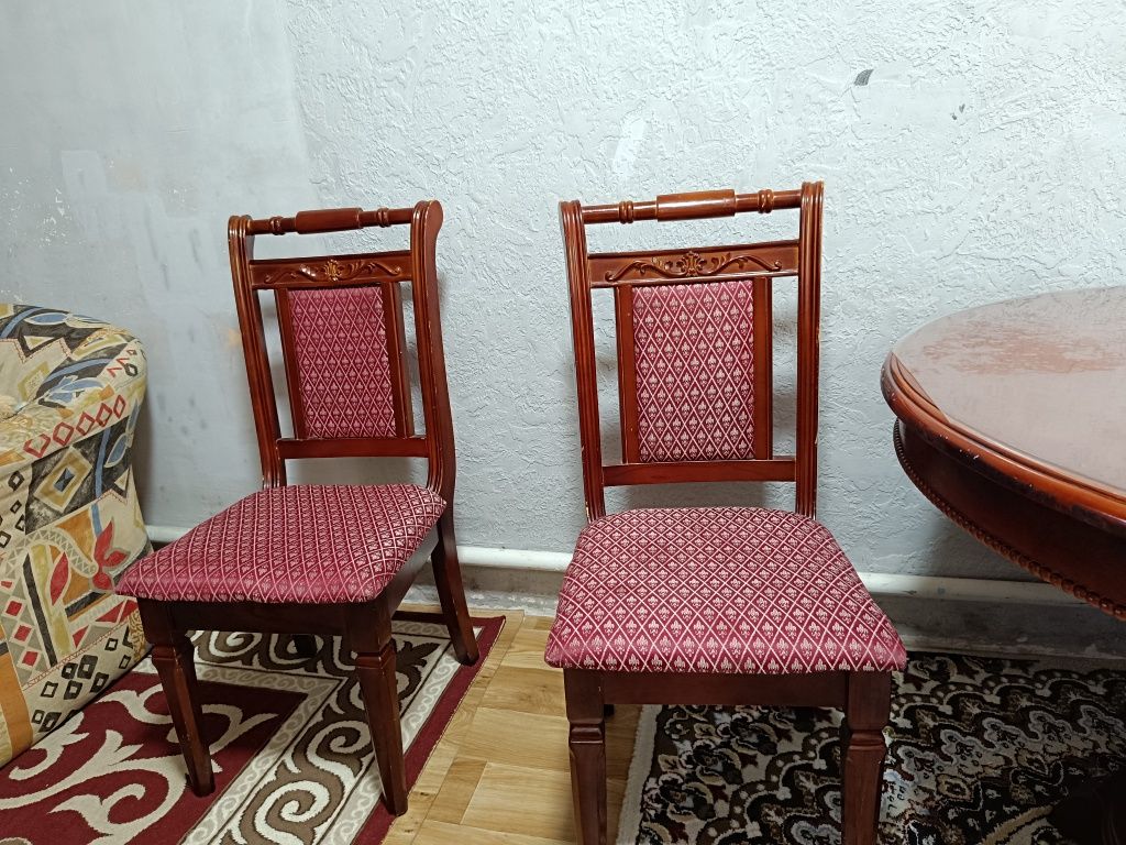 Продам кухонный стол со стульями