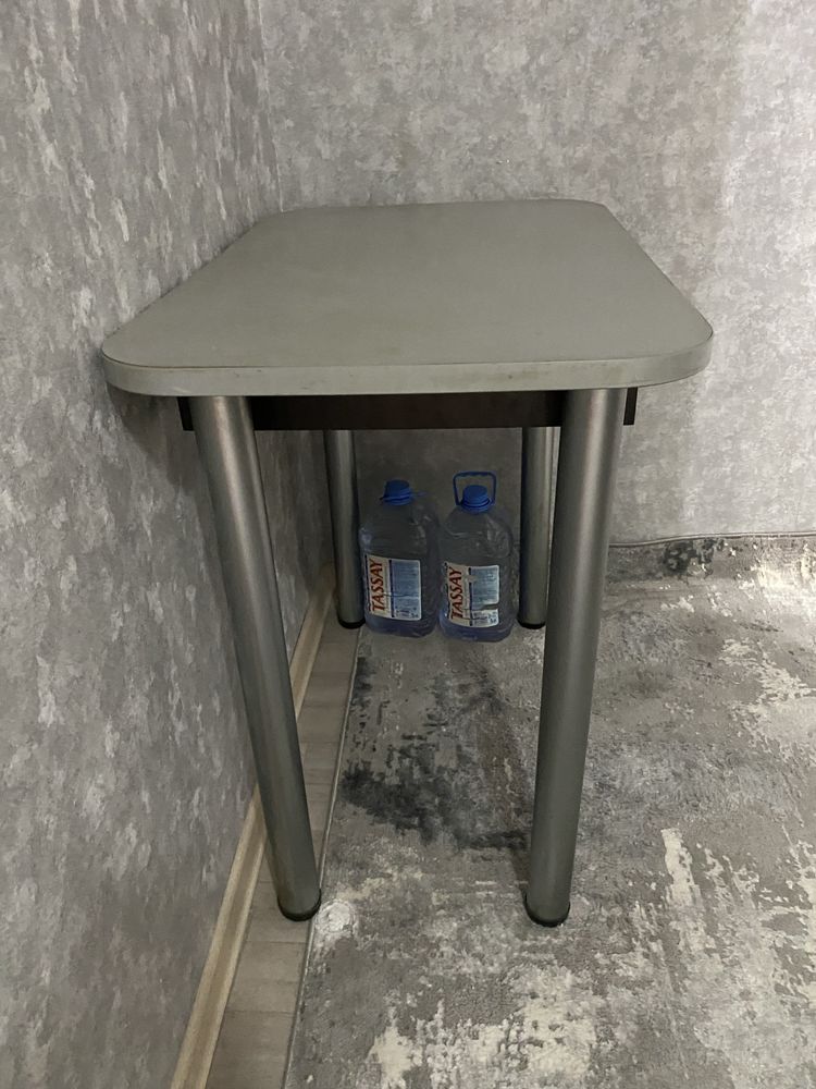 Стол стоял на кухне