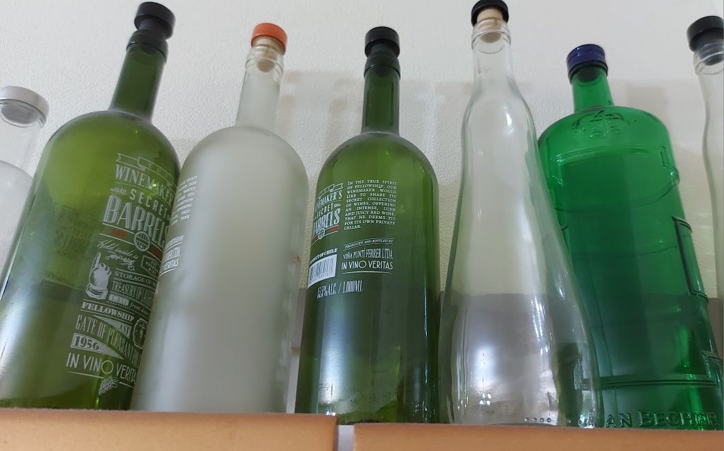 Бутылки 1,5 л и 1 л.