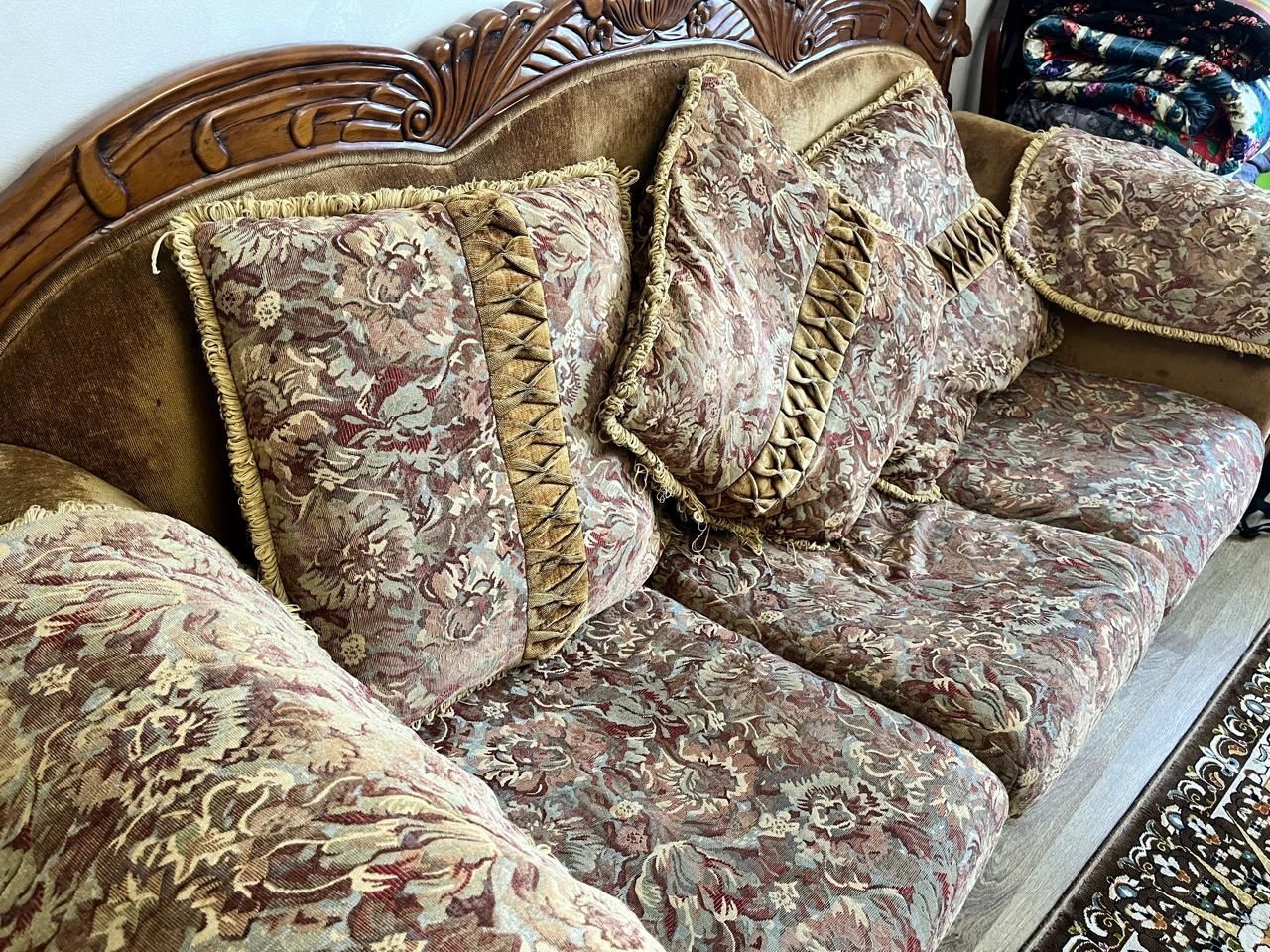 Продам диван и кресло деревянный