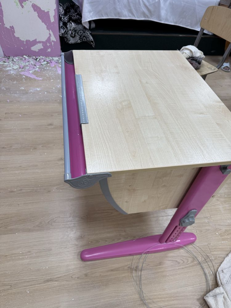 Продам в комплекте парту и стул