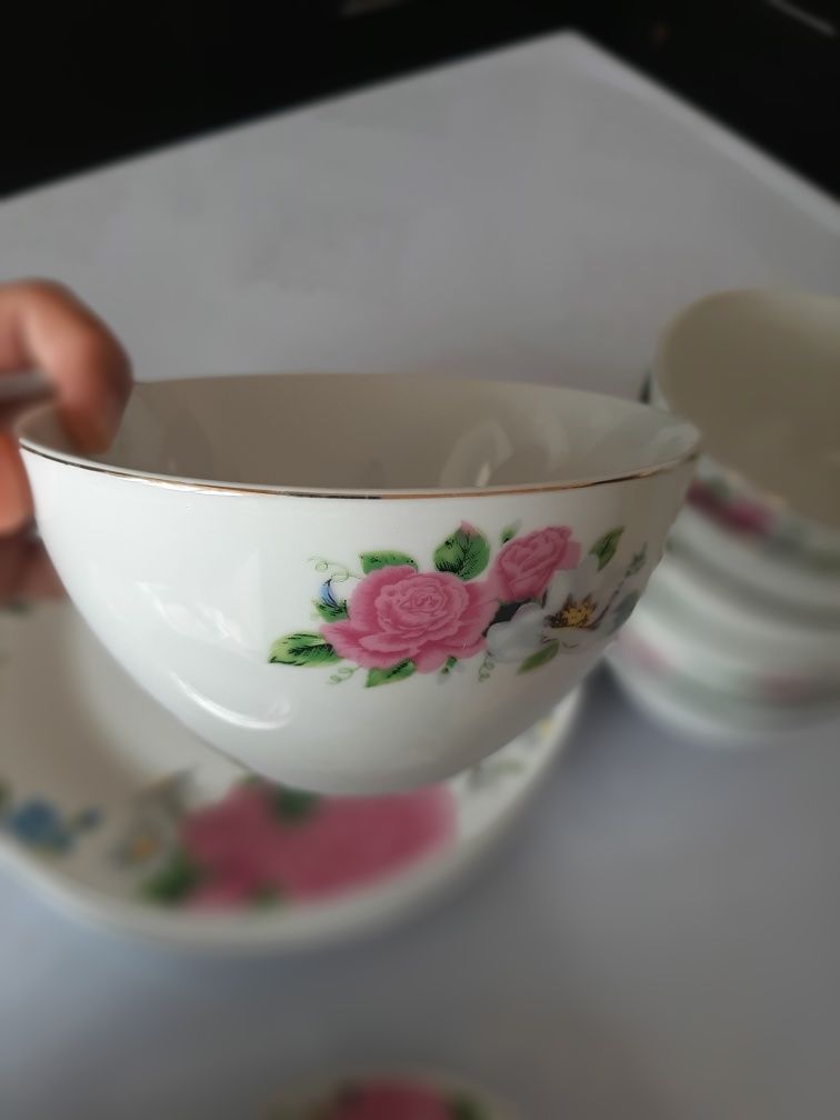 Продам сервиз из тарелок и супниц