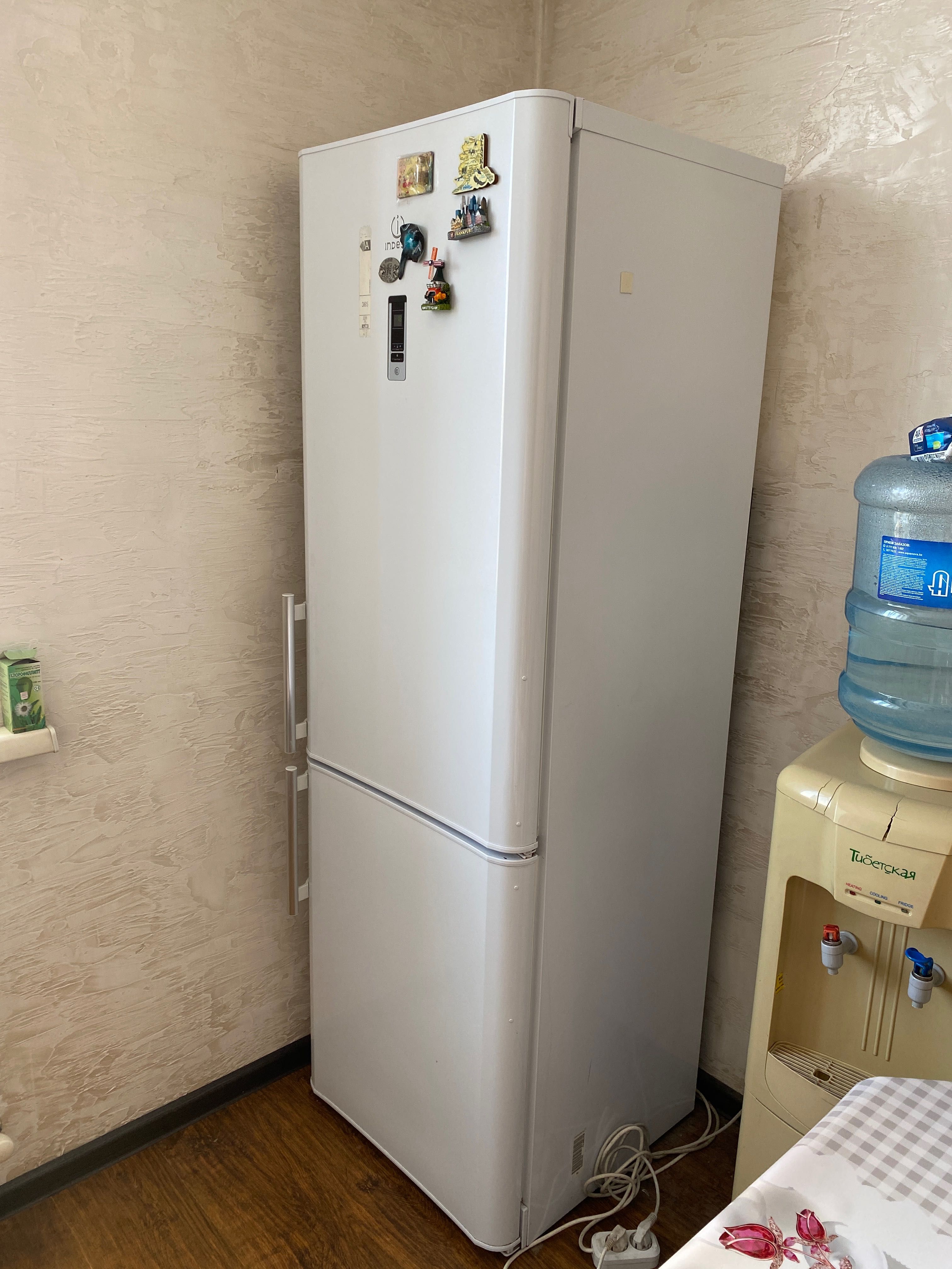 Холодильник Indesit с морозильной камерой