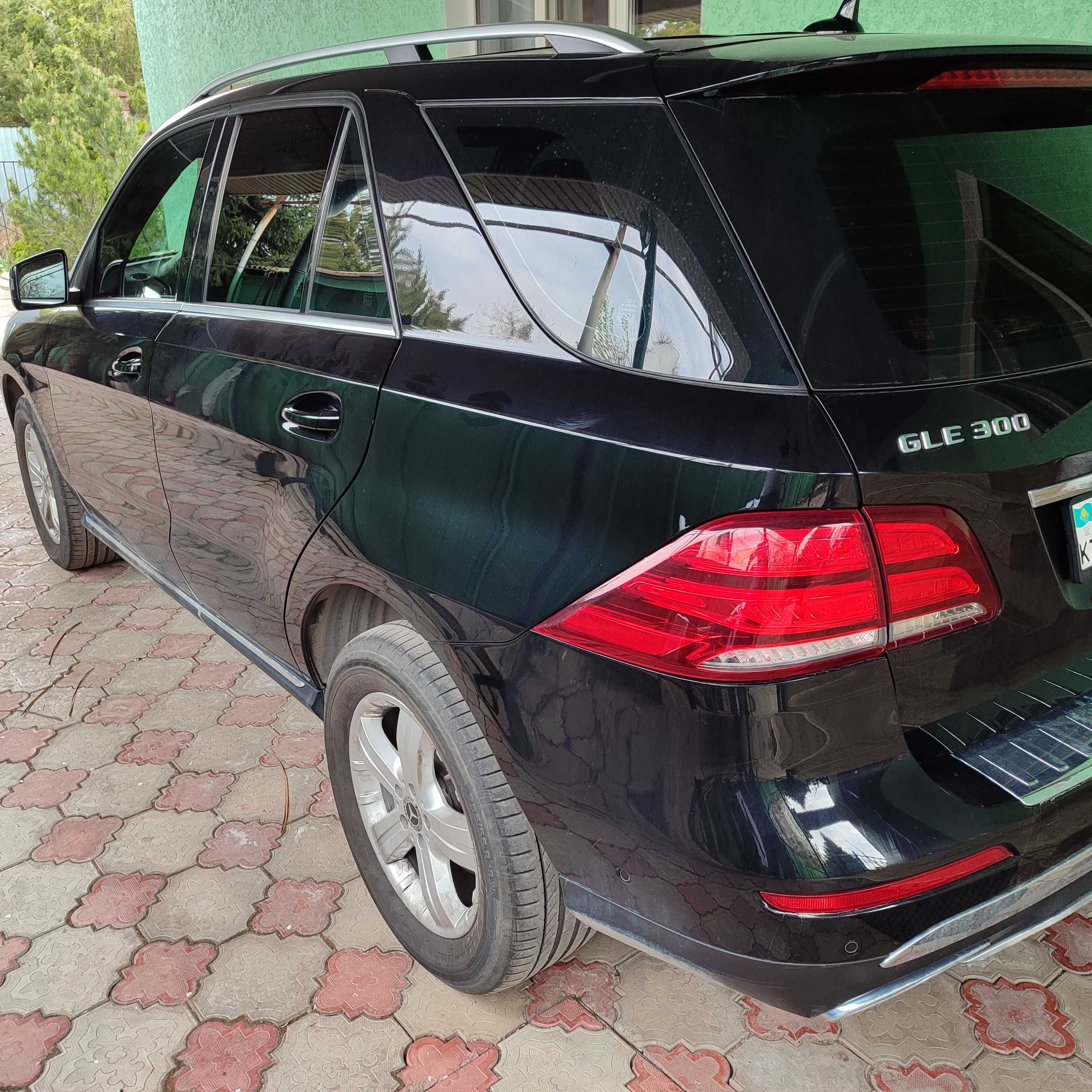 GLE 300 4-matic 2018 года. Черный.