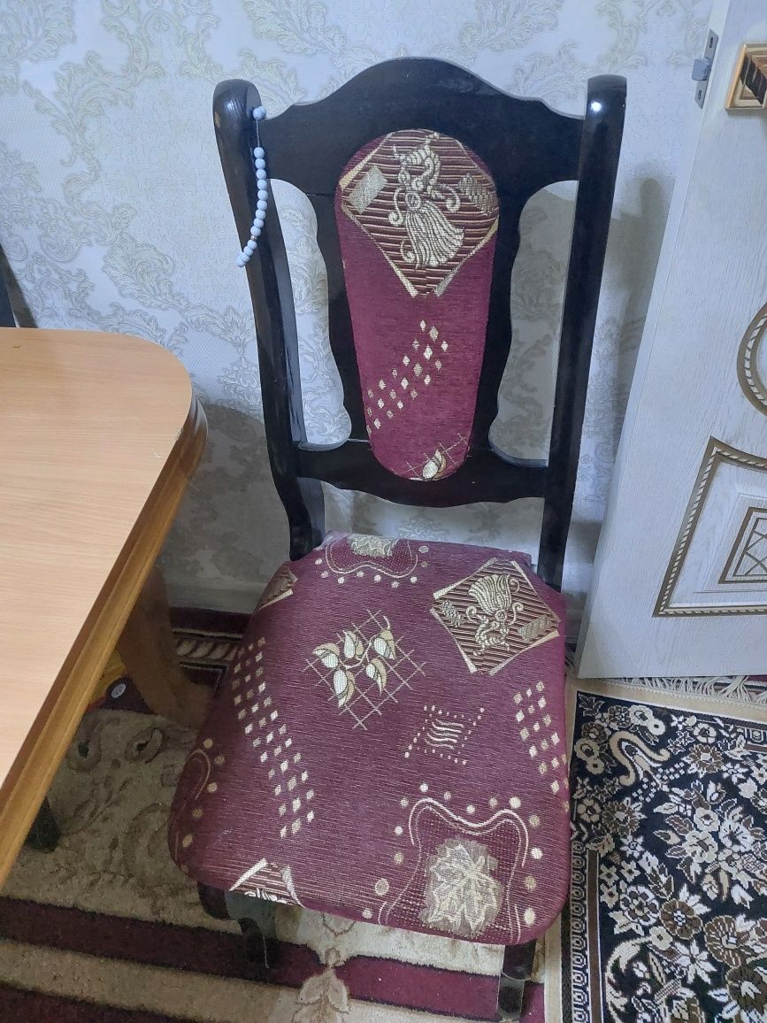 Стол стулья для гостиной