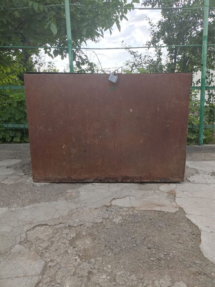 Железный ларь для зерна
