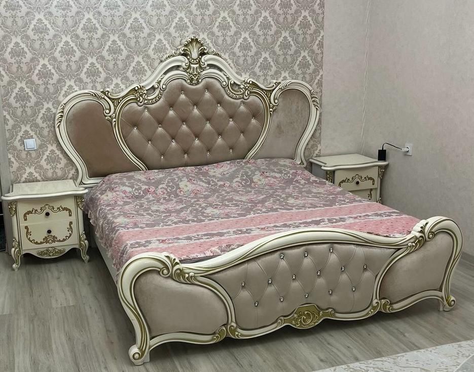 Спальный гарнитур кровать и зеркала две тумбочка. Состояние хорошие