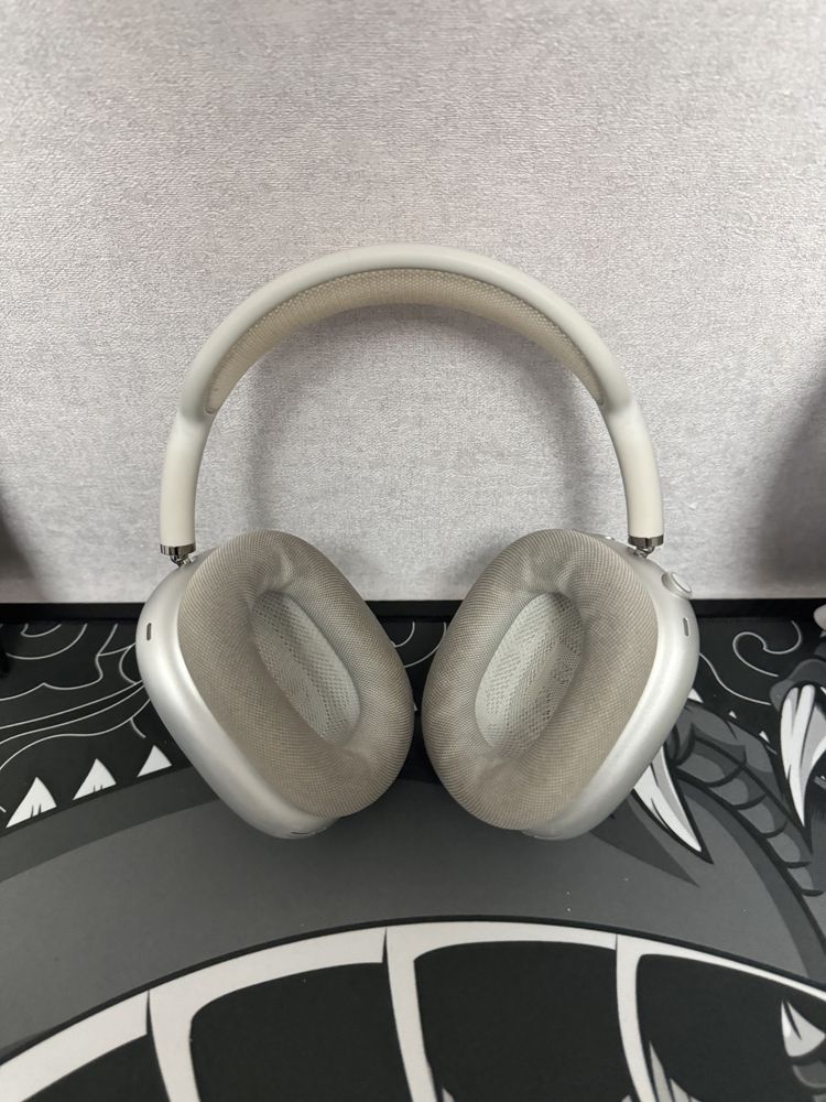 AirPods Max серебристого цвета