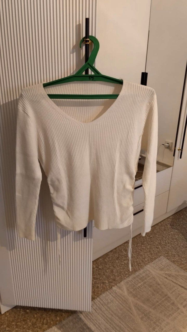 Продам женскую блузку, кофты.