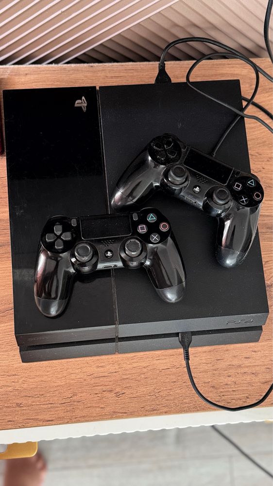 PlayStation 4 (500 ГБ) + 2 геймпада + игры