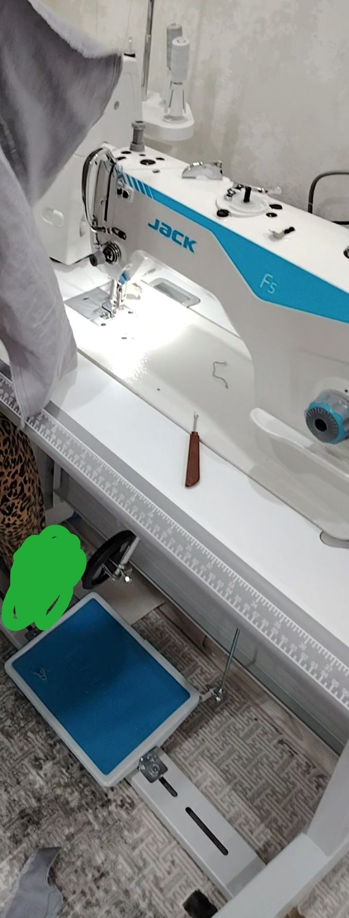 Продам срочно швейную машинку и оверлок почти новые.