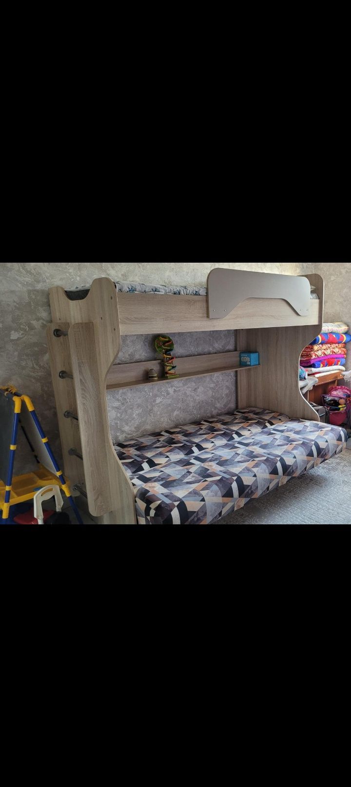 Продаю крепкую и удобную двухъярусную кровать.