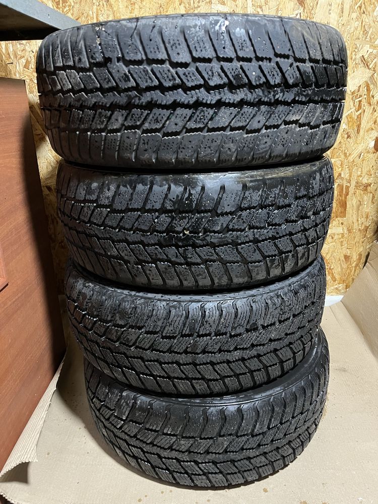 Продам шины шипованые NEXEN 215/50/17