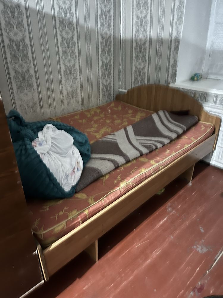 Шкаф, кровать бесплатно