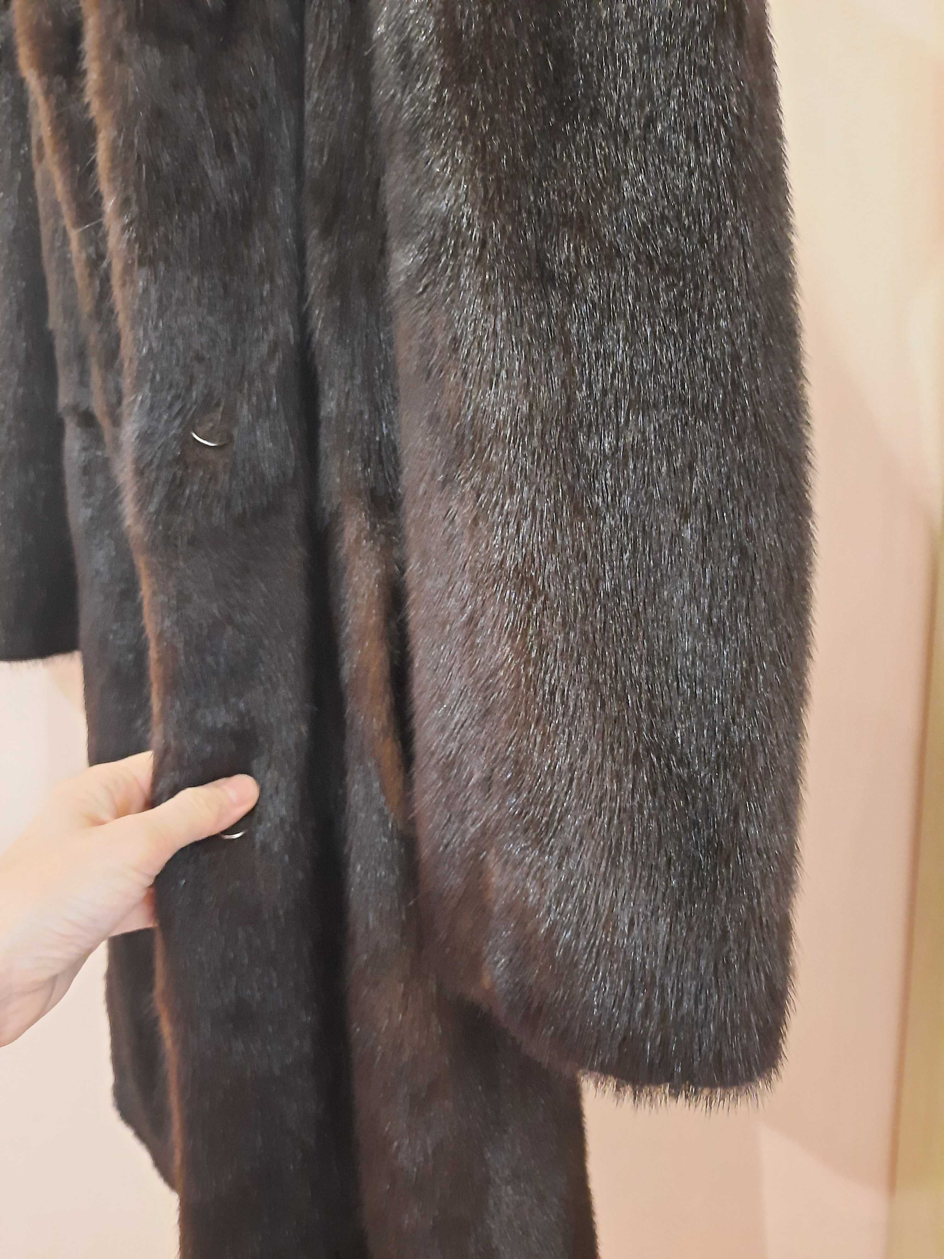 Продам женскую шубу норковую.