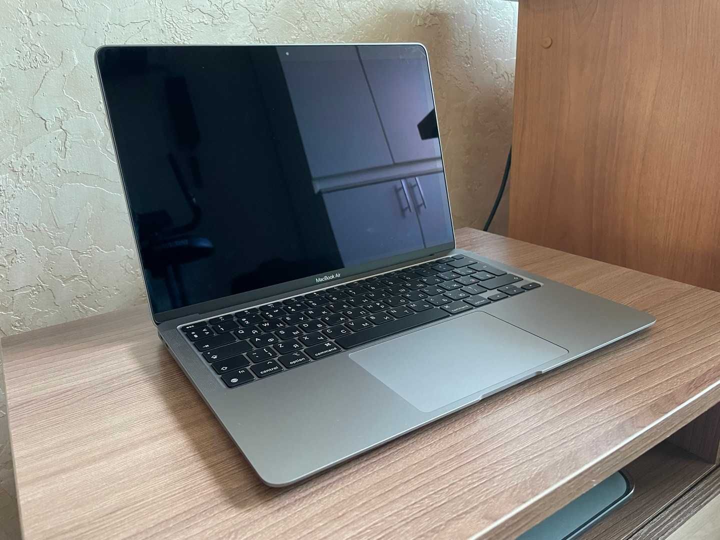 Apple MacBook Air 2020 13,3 /M1 /256Gb ssd /8Gb ram