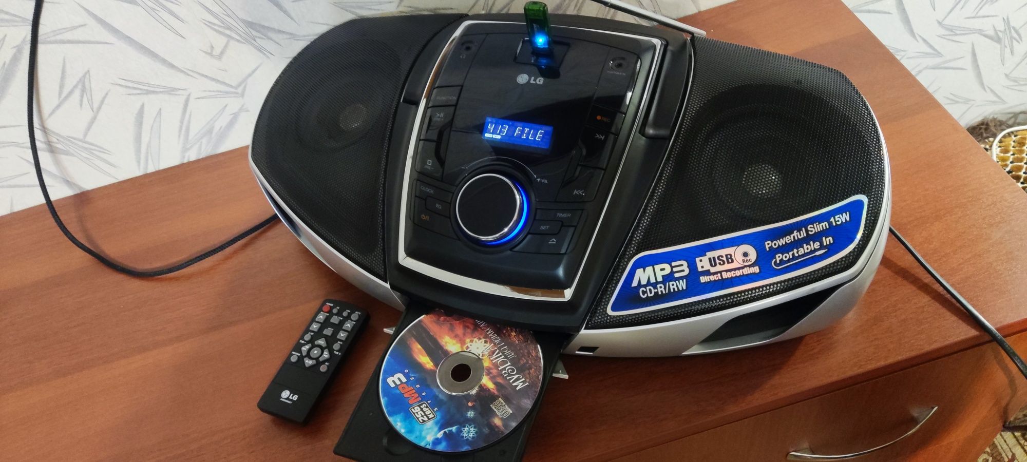 Магнитола портативная LG (CD диск, USB, радио)