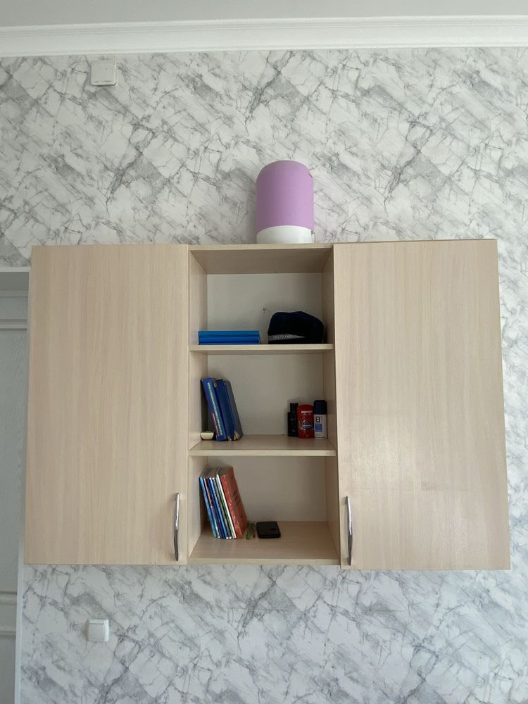 Настенная книжная полка со столом
