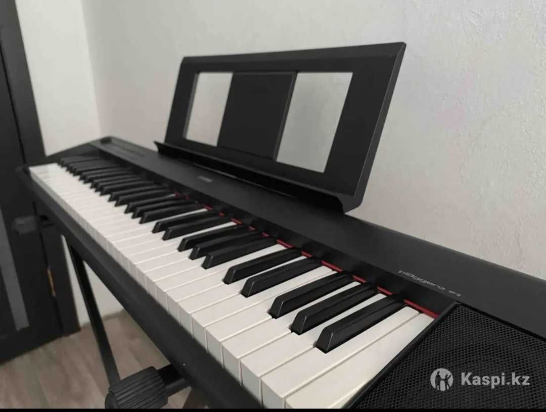 Срочно!!!  Продам синтезатор