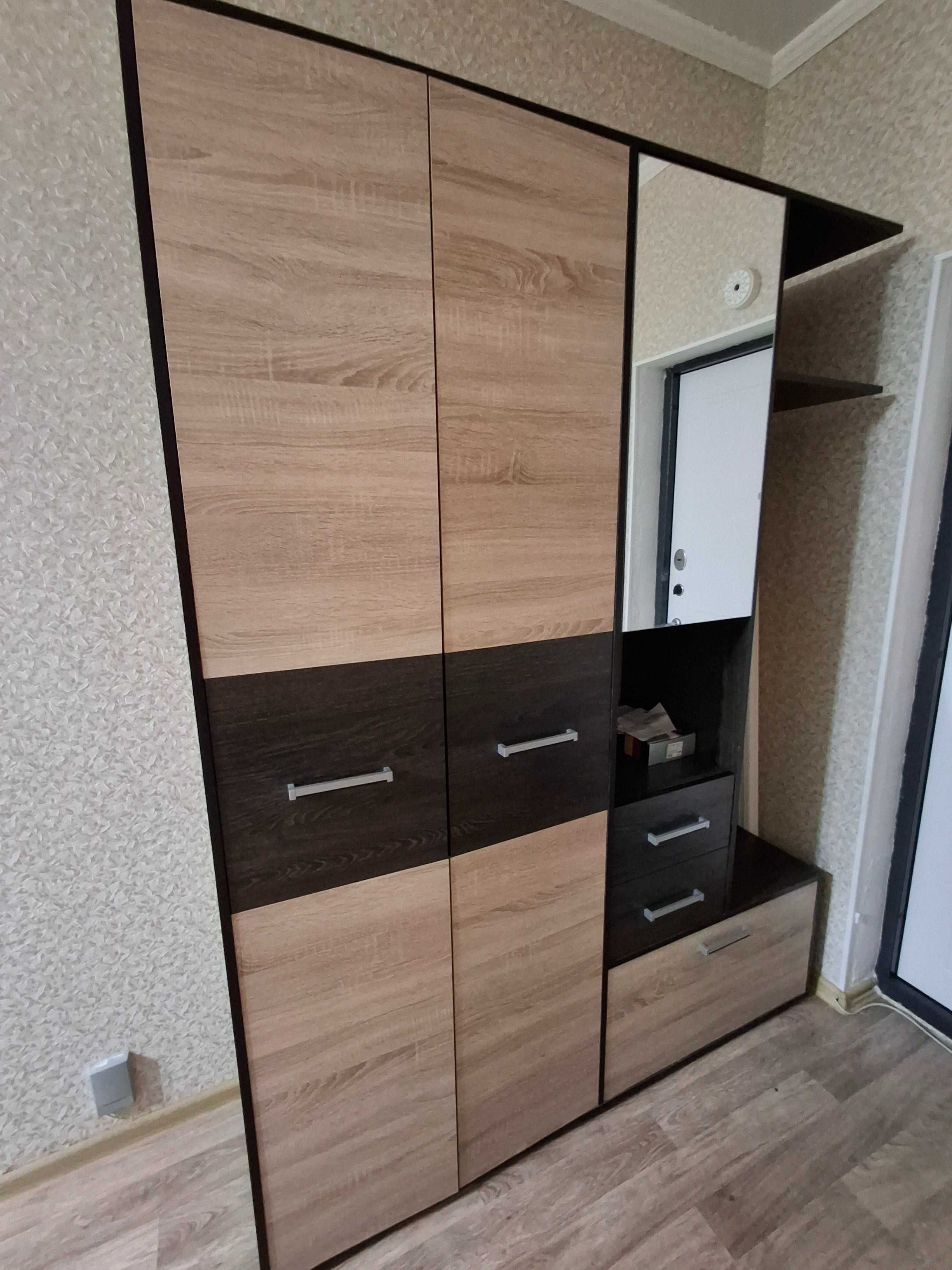 Шкаф для прихожей в отличном состоянии