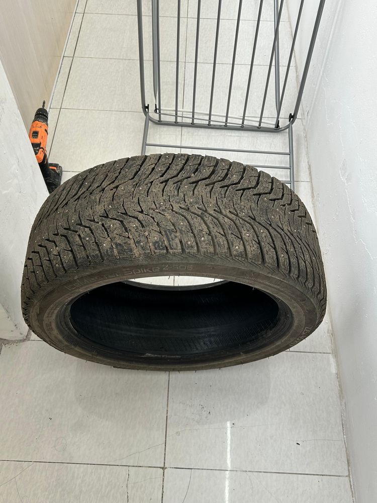 Продам шины зимные с шипами 225/45/17