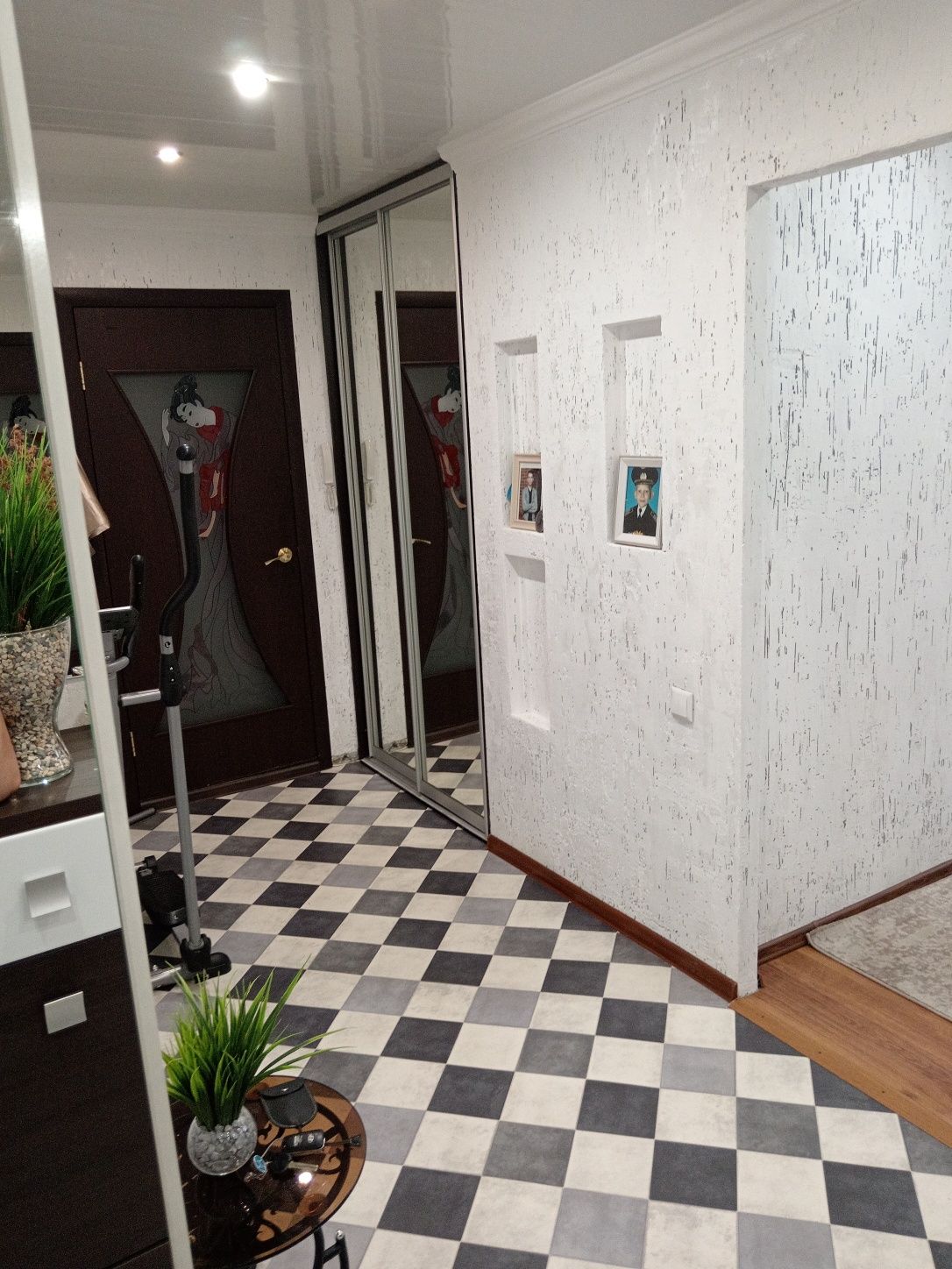 Продам 2-ух комн.кв. в 6мкр.