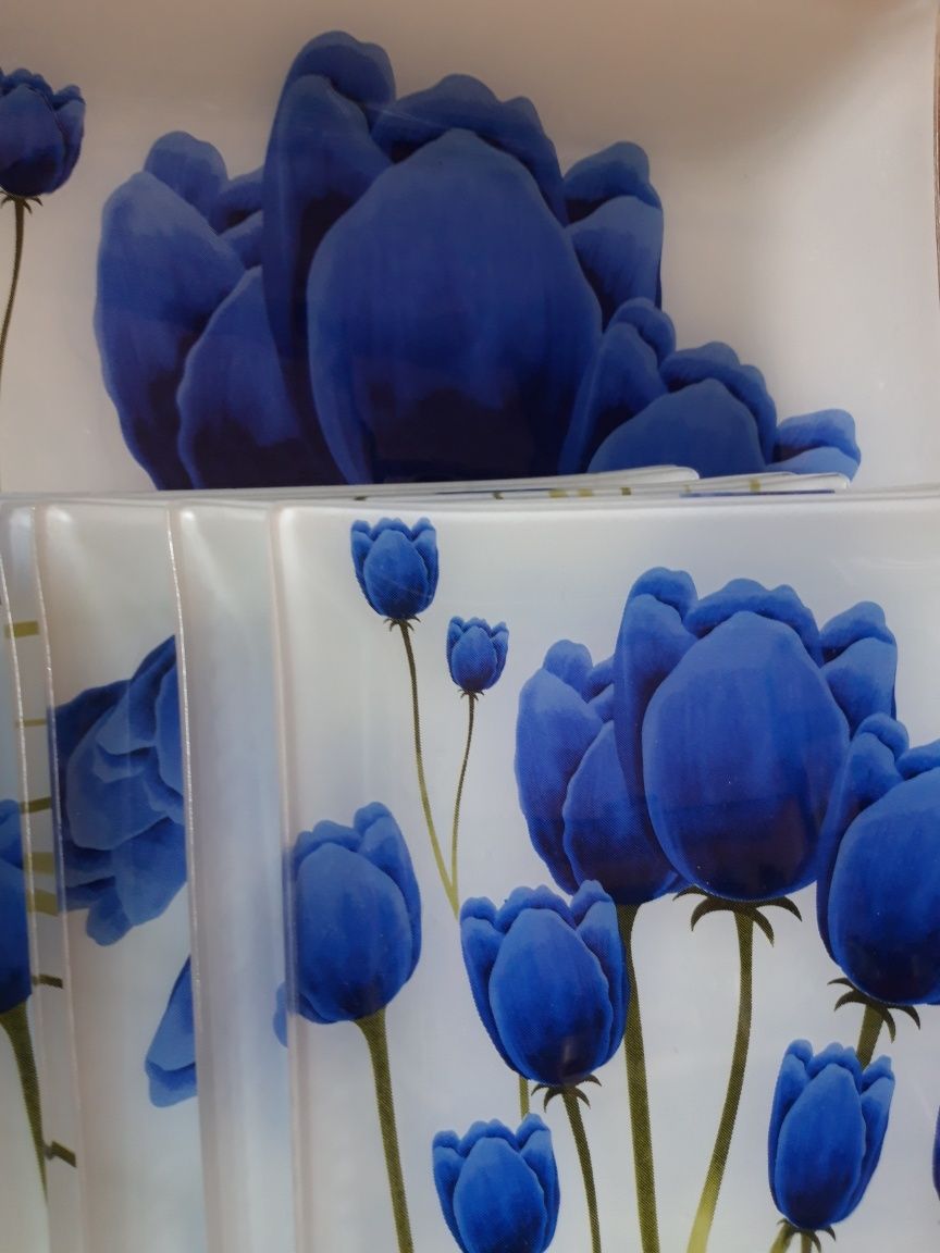 Продам блюдо и 6 тарелок,стеклянные,(не пользовались)