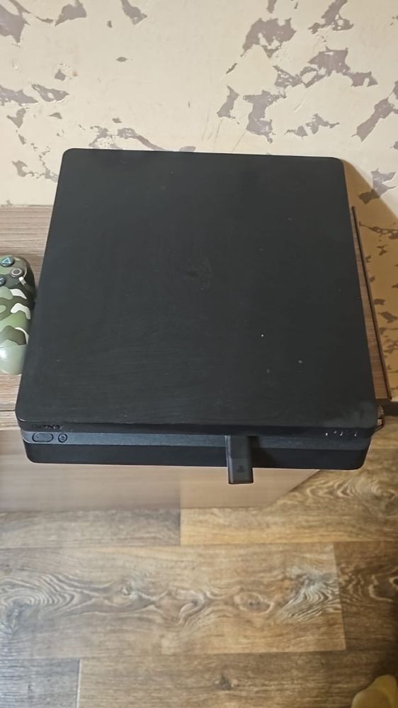 Продам PS4 Slim 1 TB