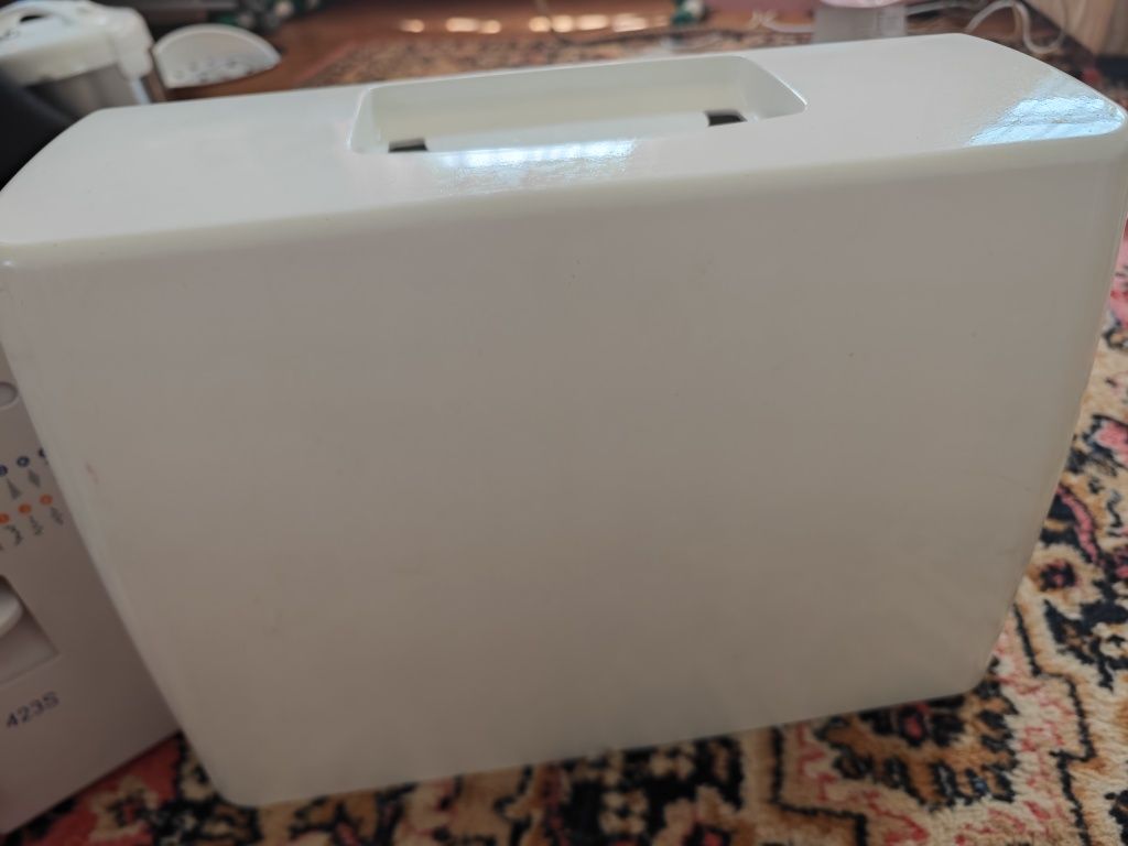 Продам швейную машинку Janome 423S