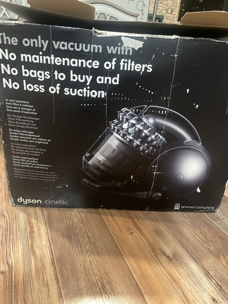 Пылесос Dyson с насадками