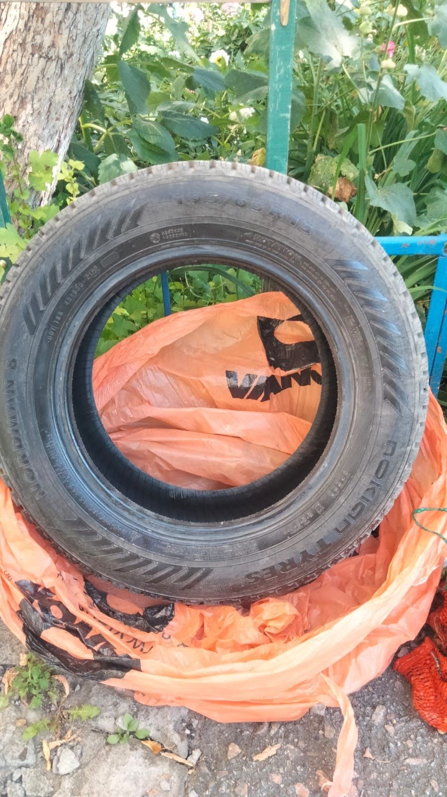 Продам резину зимнюю почти новая