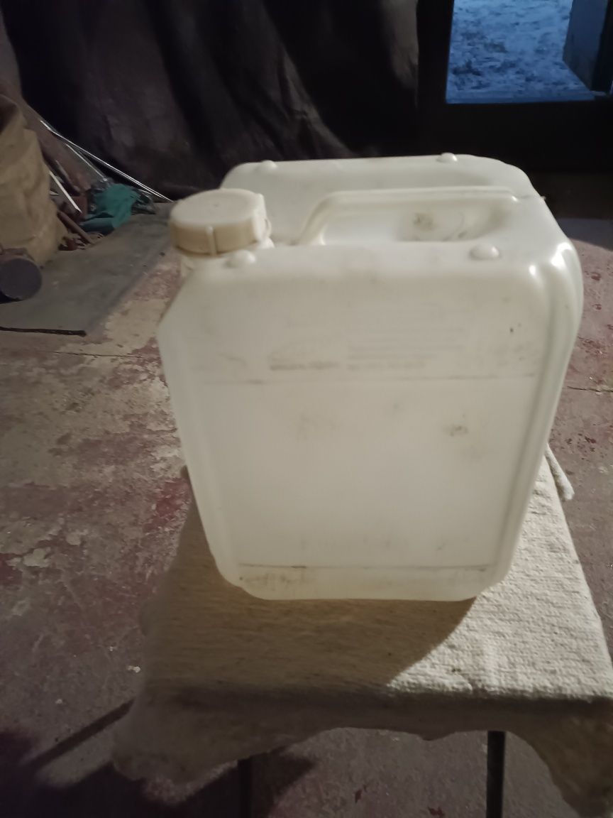 Продаю баклажки из пластмассы