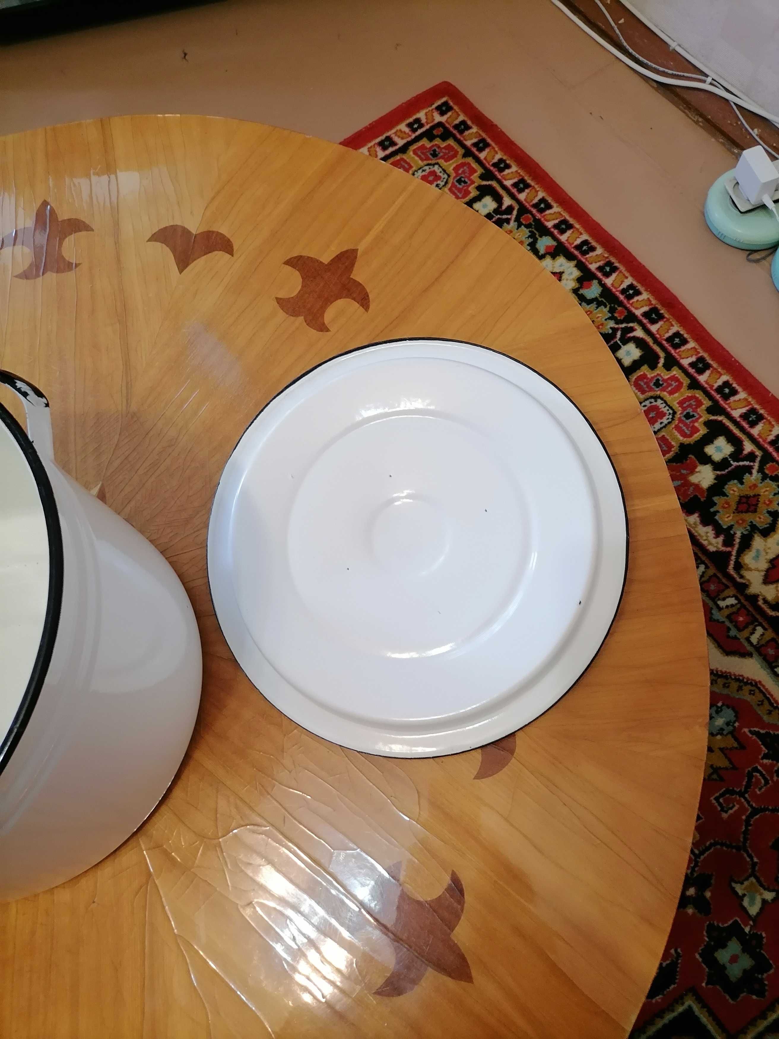 Продам эмалированую кастрюлю.
