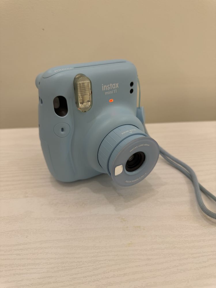 продаю по низкой цене Instax mini 11 в голубом цвете