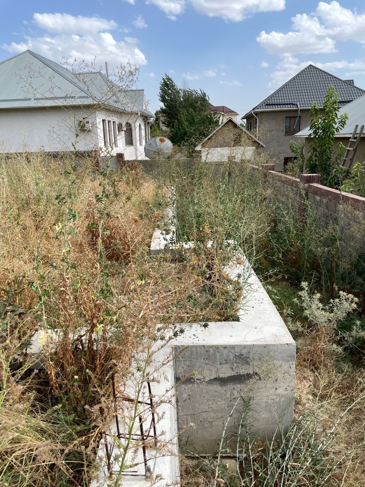 Продам участок с фундаментом и воротами