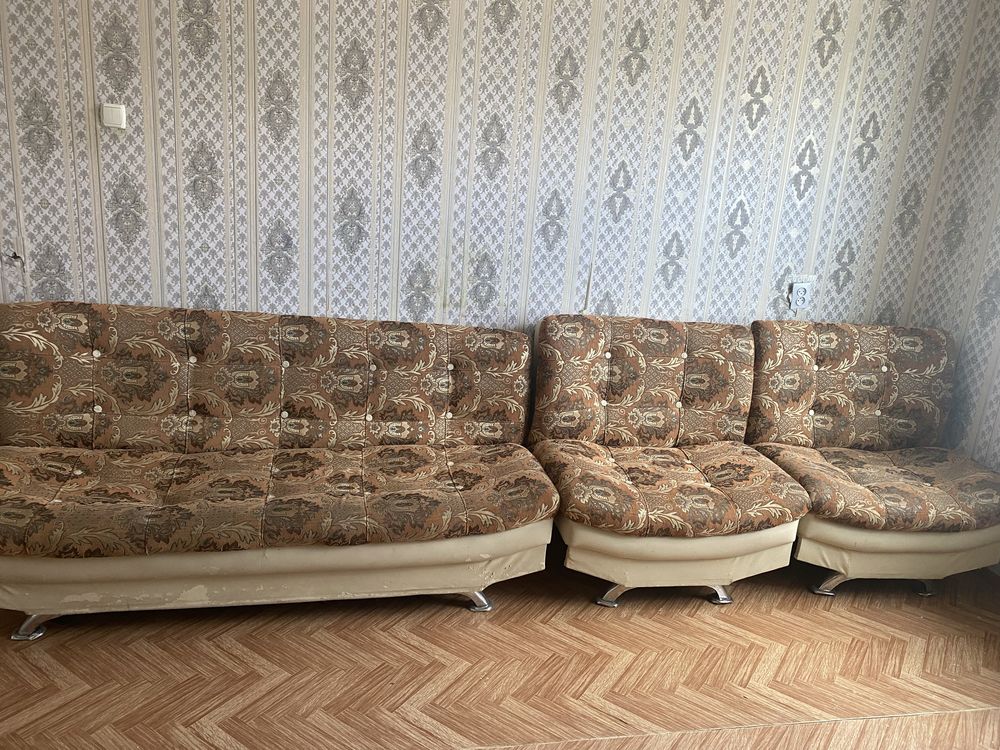 Продается б/у диван с двумя креслами