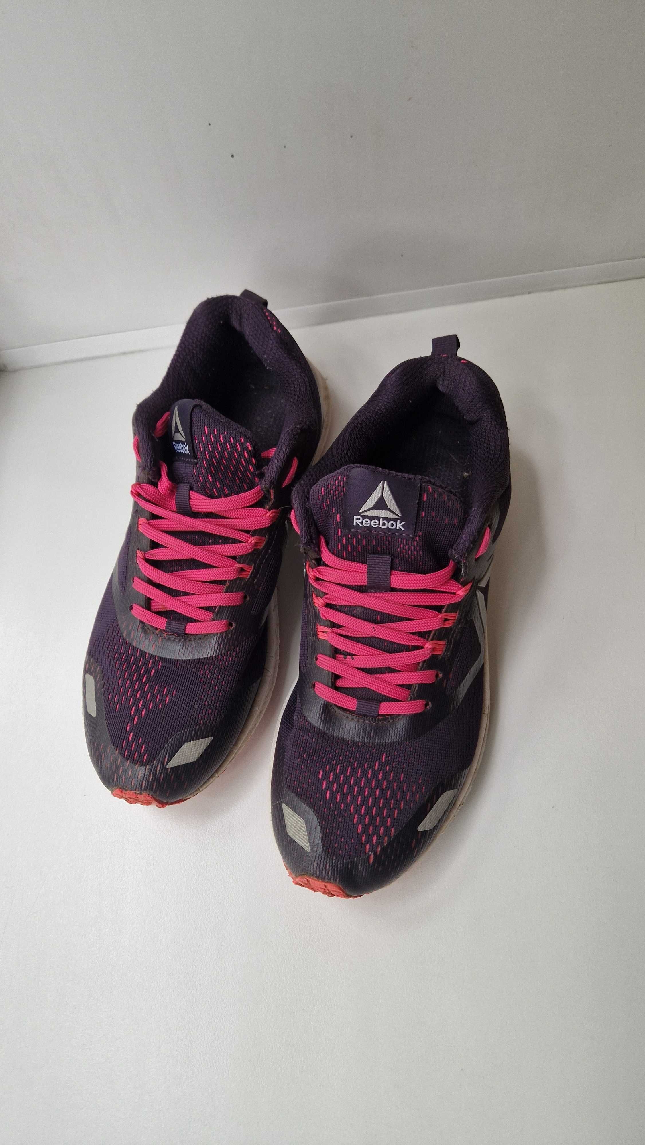Продам кроссовки Reebok подойдут как мужчинам так и женщинам