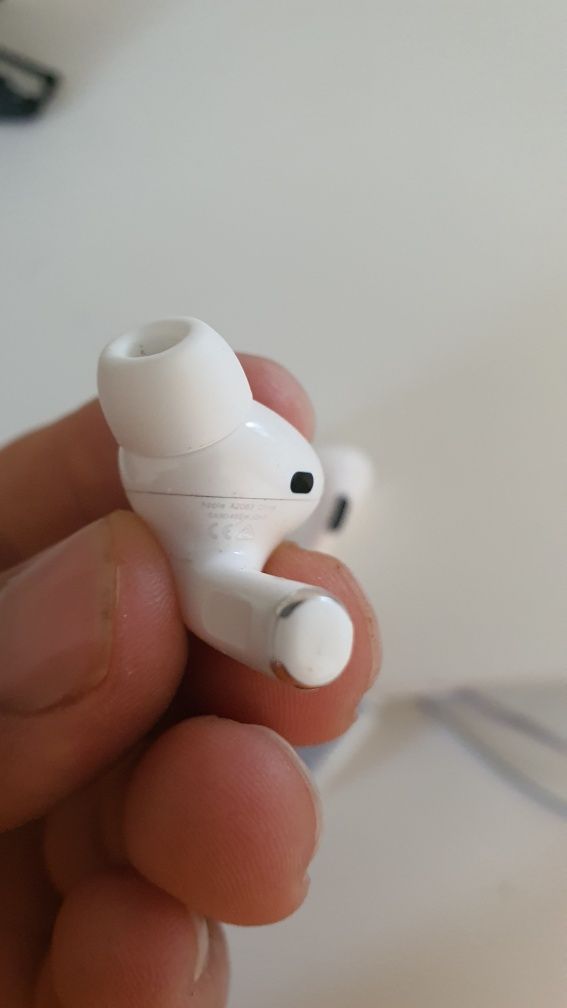 Продам наушники левый ухо  и правый ухо от airpods pro оригинал