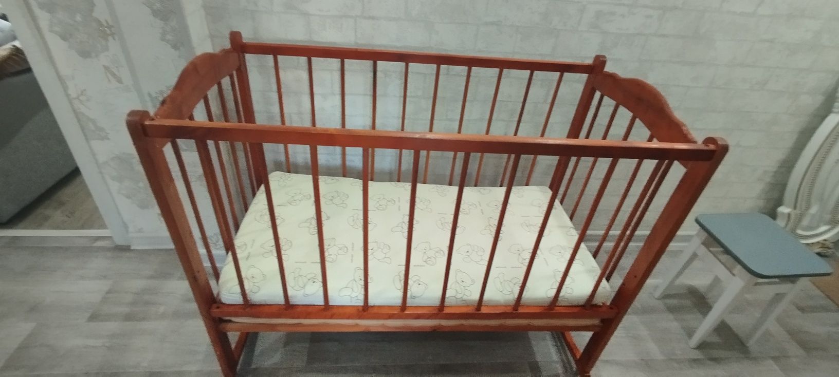 Продам детскую кроватку для новорождённого матрас в подарок