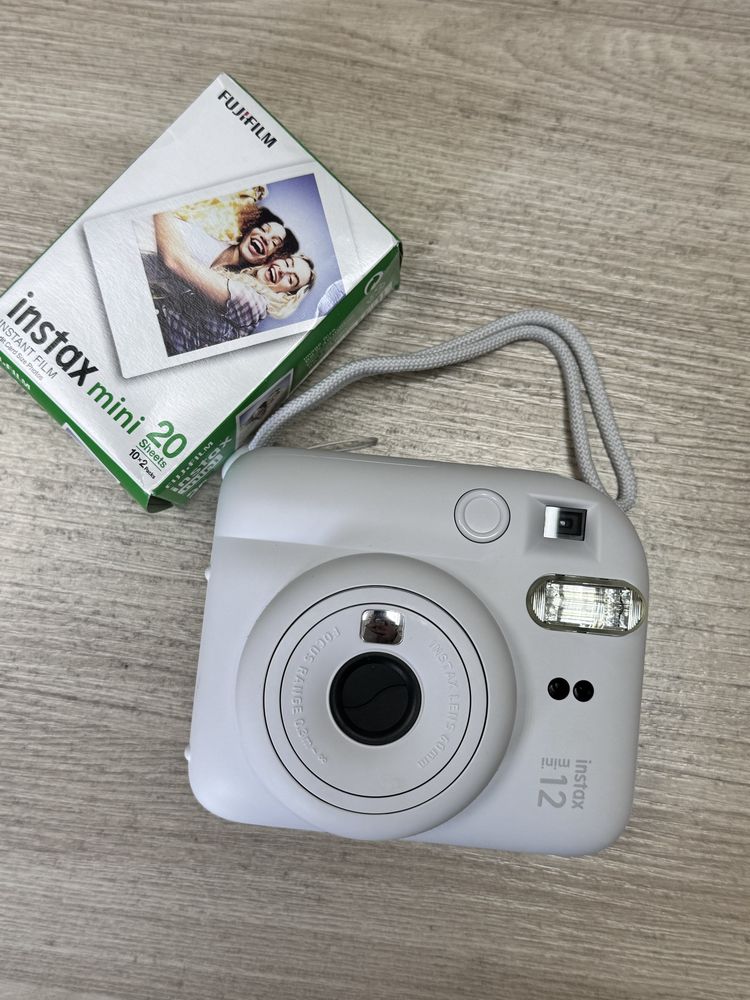 Instax mini 12 .