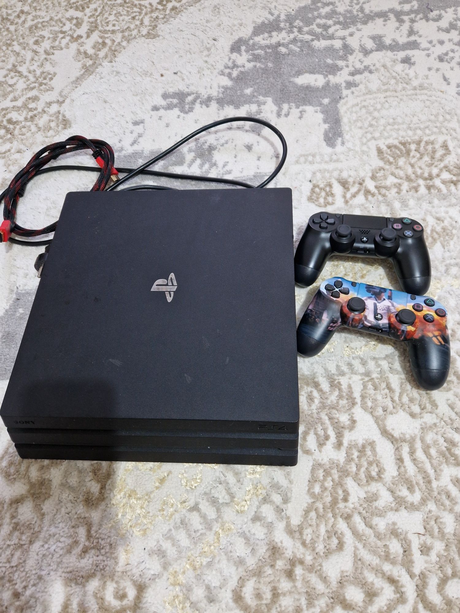 Playstation 4 Pro 1TB +2 джостика