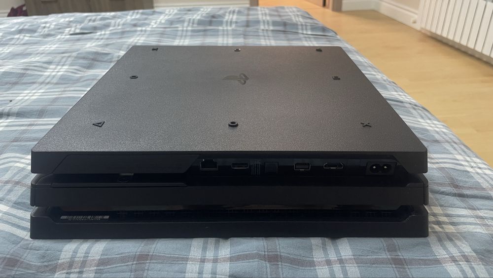 Продам playstation 4 pro 1 TB в хорошем состоянии