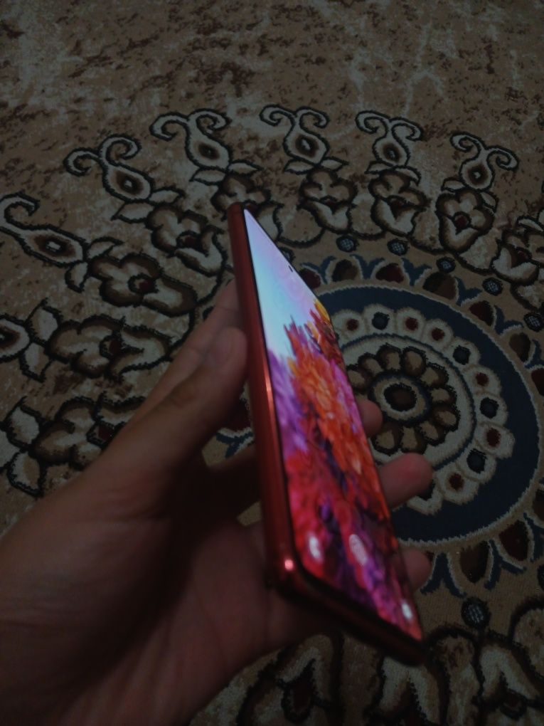 SAMSUNG S20 FE в идеалным состаянием в экране есть  маленкии трещина