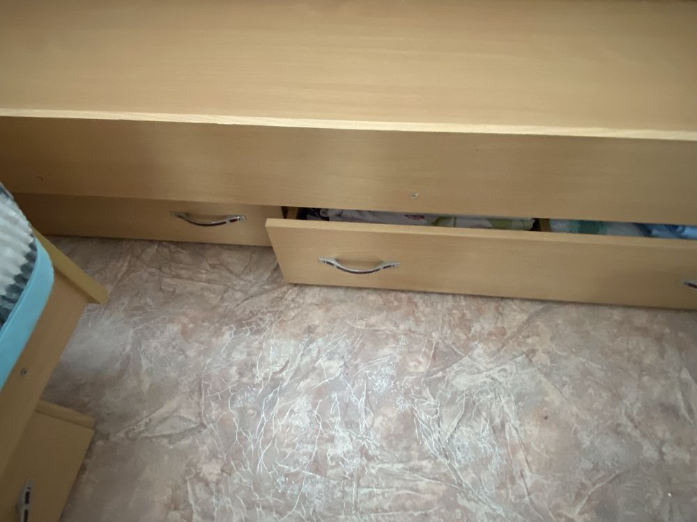 Продам кровать б/У с матрасами