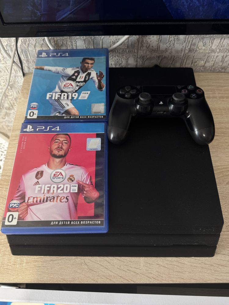 Playstation 4 pro 1 TB + 1 джойстик + 3 диска с играми