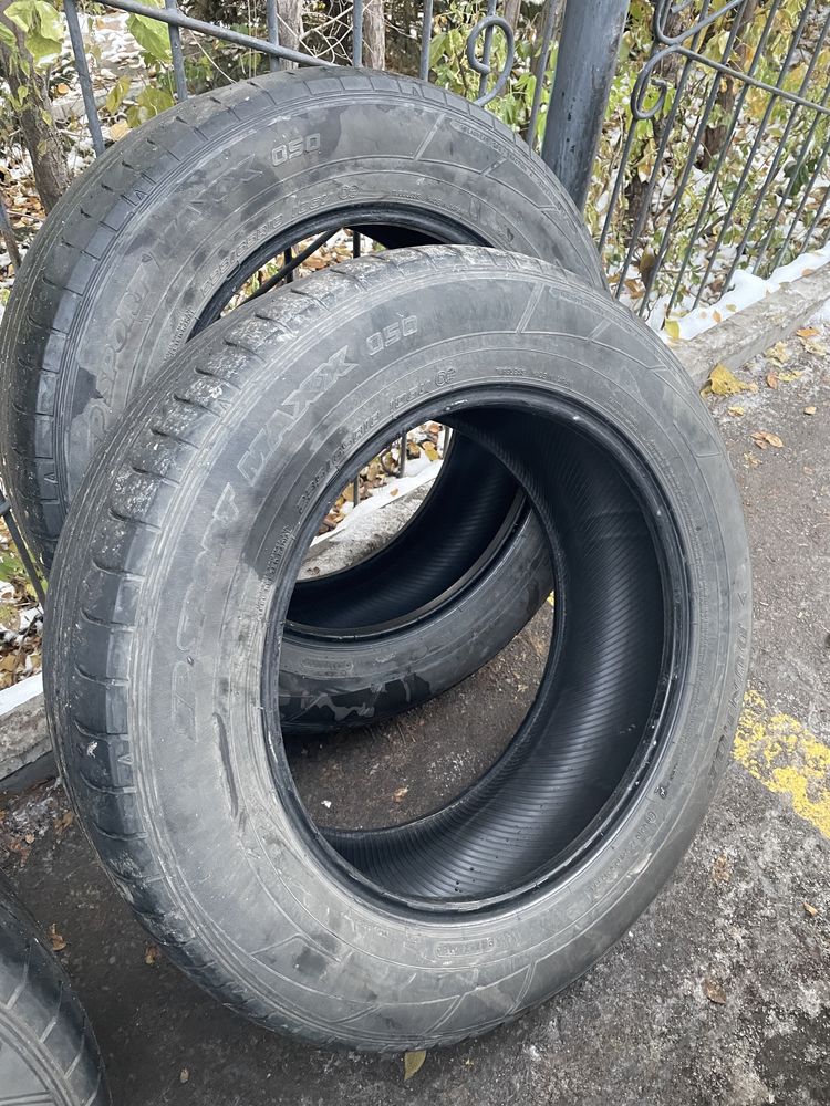 Комплект шин Dunlop 235 65 R18 летние на lexus rx.