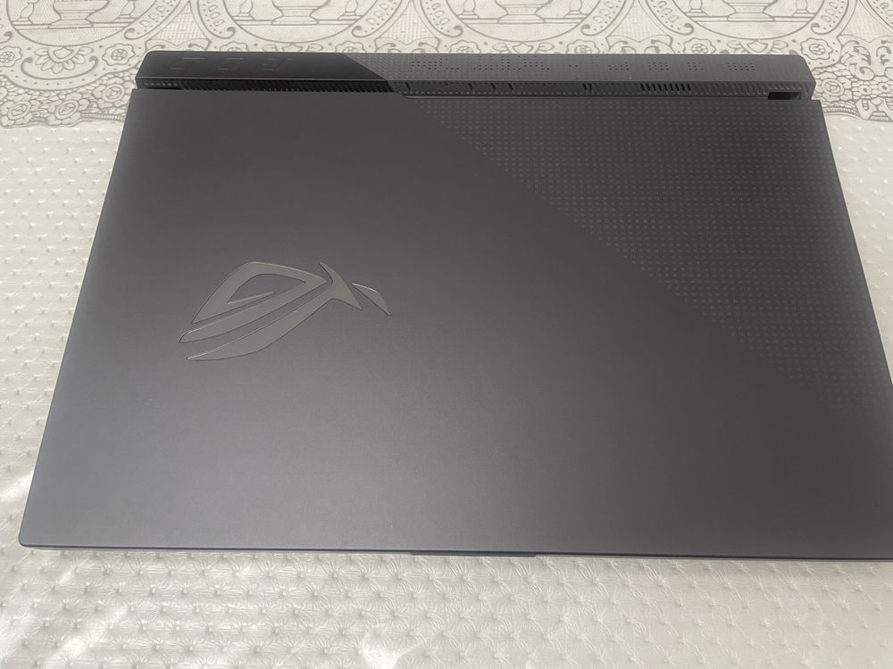Ноутбук Asus с мышкой Logitech
