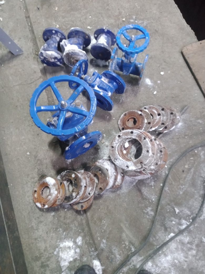 Продам задвижки, флянцы и другие