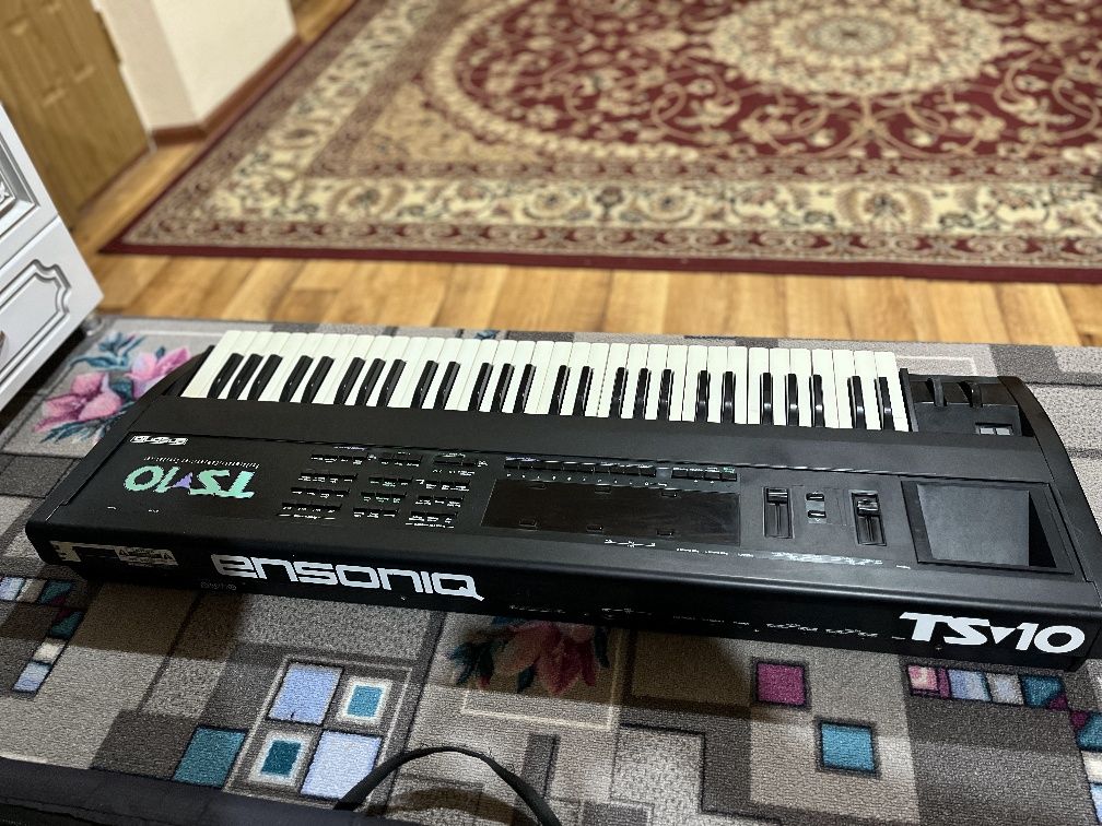 Продается профессиональный синтезатор ENSONIQ TS10